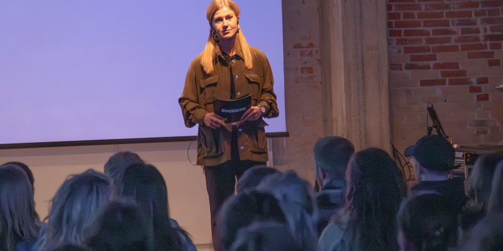 Freja Boye Sangild holder tale på en scene