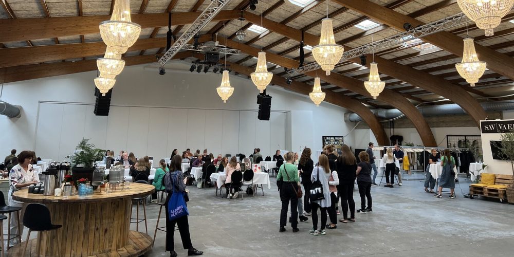 Billede af en masse mennesker i en hal