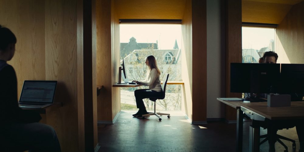 Digital Optur Digital Optur billede med en kvinde som sidder på en stol