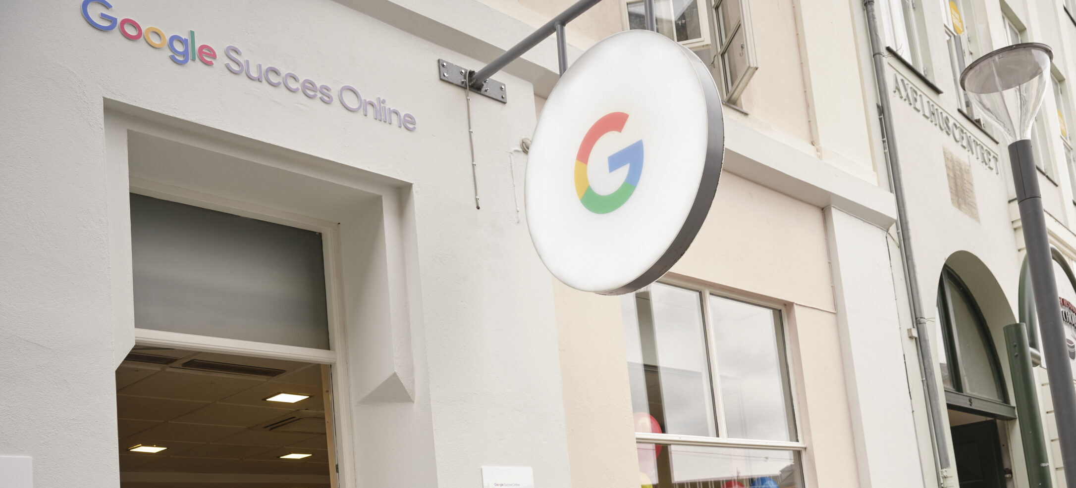 Billede af et Google logo på et skilt på gaden