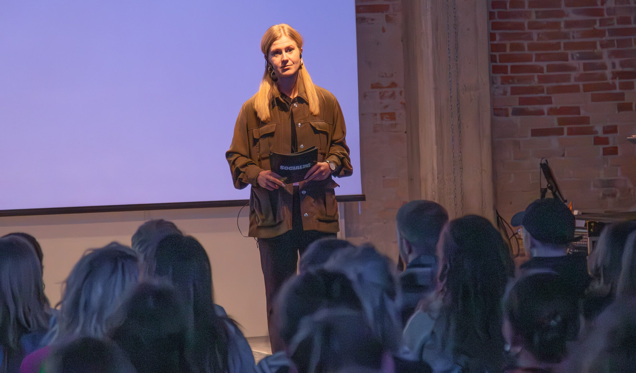 Freja Boye Sangild holder tale på en scene