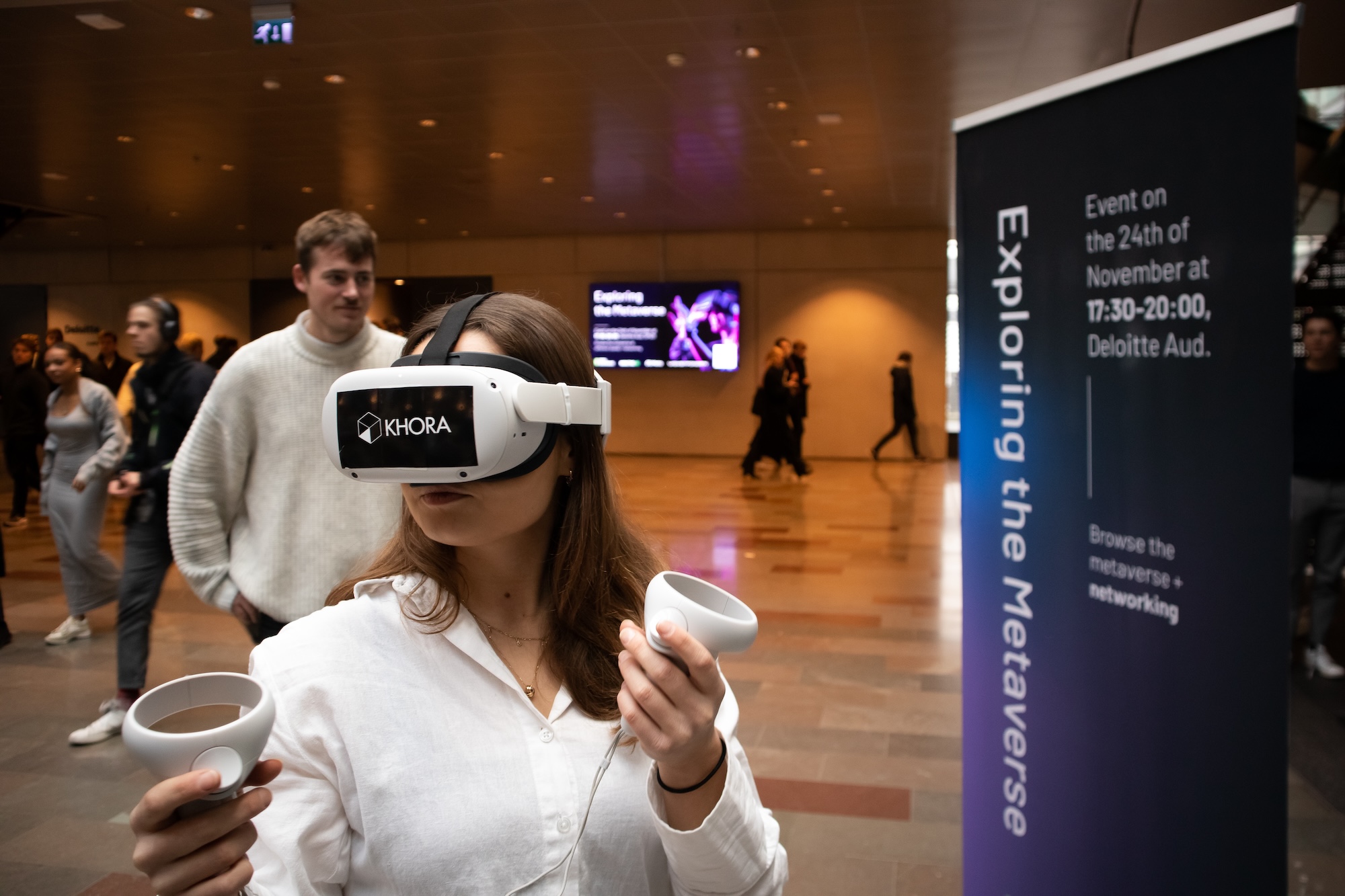 Kvinde med VR briller