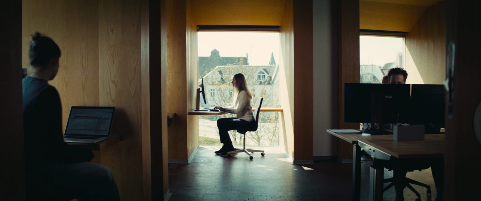 Digital Optur billede med en kvinde som sidder på en stol